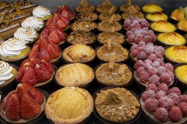 Esnaf fırıncı ve pasta şefi. Fırında karışık tart ve keklerin ayrıntıları