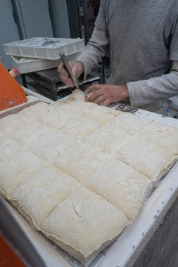 Esnaf fırıncı ve pasta şefi. Fırında ekmek hamuru hazırlayan aşçı ellerinin detayları.