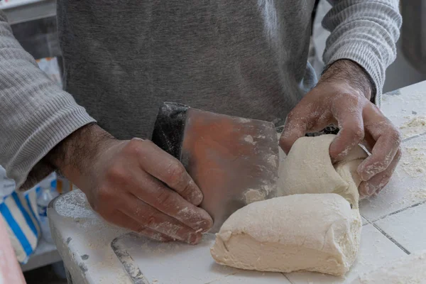 糕点师和糕点师面包师在面包店准备面包面团的手艺详情 — 图库照片