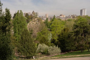 Park des Buttes Chaumont. Belvedere Adası 'ndaki Sibyl Tapınağı manzarası