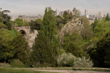 Park des Buttes Chaumont. Belvedere Adası 'ndaki Sibyl Tapınağı manzarası