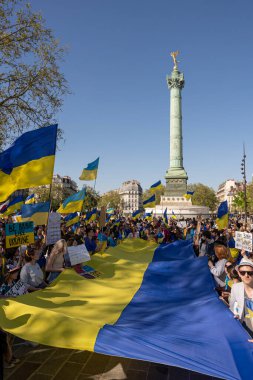 Ukrayna 'daki savaşa karşı gösteri. Ukrayna gösterisi için Mart ayındaki kalabalığın görüntüsü