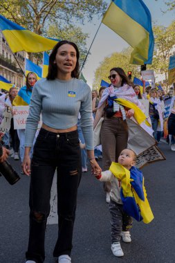 Ukrayna 'daki savaşa karşı gösteri. Ukrayna gösterisi için Mart ayındaki kalabalığın görüntüsü