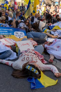 Ukrayna 'daki savaşa karşı gösteri. Ukrayna gösterisi için Mart ayındaki kalabalığın görüntüsü