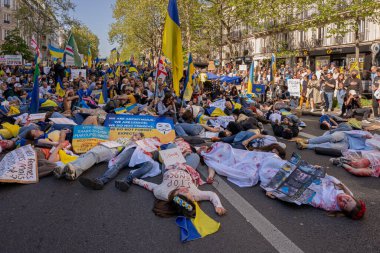 Ukrayna 'daki savaşa karşı gösteri. Ukrayna gösterisi için Mart ayındaki kalabalığın görüntüsü