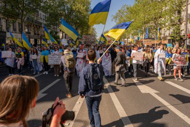 Ukrayna 'daki savaşa karşı gösteri. Ukrayna gösterisi için Mart ayındaki kalabalığın görüntüsü