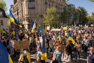 Ukrayna 'daki savaşa karşı gösteri. Ukrayna gösterisi için Mart ayındaki kalabalığın görüntüsü