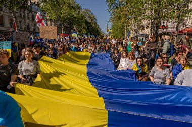 Ukrayna 'daki savaşa karşı gösteri. Ukrayna gösterisi için Mart ayındaki kalabalığın görüntüsü