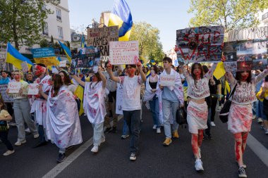 Ukrayna 'daki savaşa karşı gösteri. Ukrayna gösterisi için Mart ayındaki kalabalığın görüntüsü