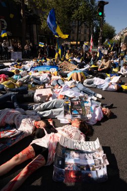 Ukrayna 'daki savaşa karşı gösteri. Ukrayna gösterisi için Mart ayındaki kalabalığın görüntüsü