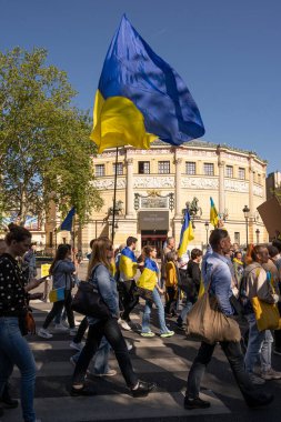 Ukrayna 'daki savaşa karşı gösteri. Ukrayna gösterisi için Mart ayındaki kalabalığın görüntüsü