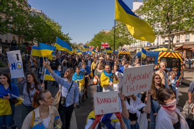Ukrayna 'daki savaşa karşı gösteri. Ukrayna gösterisi için Mart ayındaki kalabalığın görüntüsü