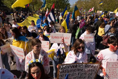 Ukrayna 'daki savaşa karşı gösteri. Ukrayna gösterisi için Mart ayındaki kalabalığın görüntüsü