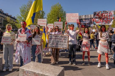 Ukrayna 'daki savaşa karşı gösteri. Ukrayna gösterisi için Mart ayındaki kalabalığın görüntüsü