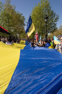 Ukrayna 'daki savaşa karşı gösteri. Ukrayna gösterisi için Mart ayındaki kalabalığın görüntüsü