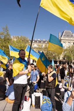 Ukrayna 'daki savaşa karşı gösteri. Ukrayna gösterisi için Mart ayındaki kalabalığın görüntüsü