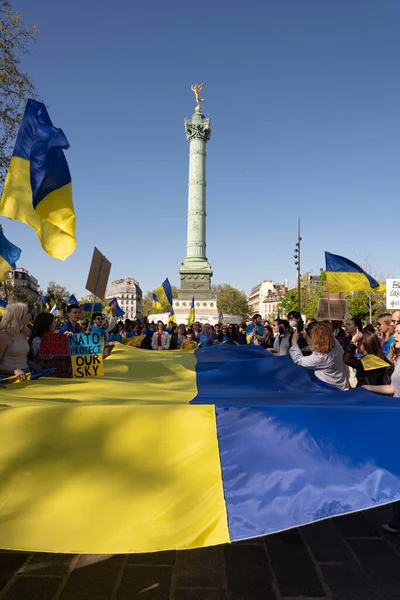 Ukrayna 'daki savaşa karşı gösteri. Ukrayna gösterisi için Mart ayındaki kalabalığın görüntüsü