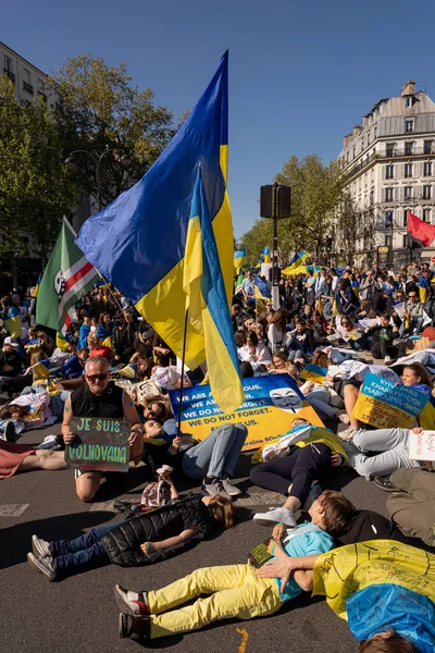 Ukrayna 'daki savaşa karşı gösteri. Ukrayna gösterisi için Mart ayındaki kalabalığın görüntüsü