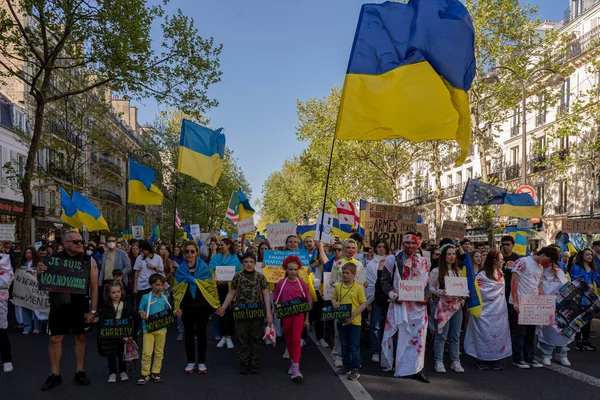 Ukrayna 'daki savaşa karşı gösteri. Ukrayna gösterisi için Mart ayındaki kalabalığın görüntüsü