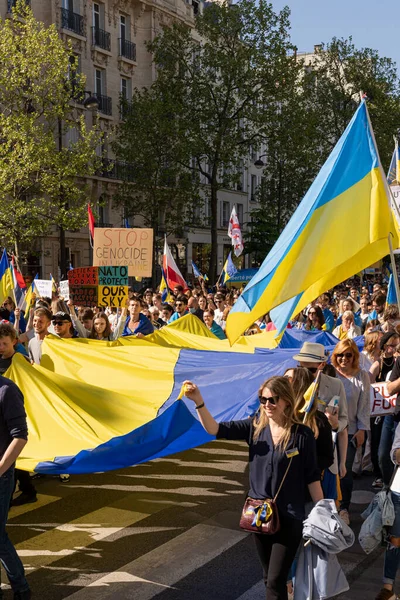 Ukrayna 'daki savaşa karşı gösteri. Ukrayna gösterisi için Mart ayındaki kalabalığın görüntüsü