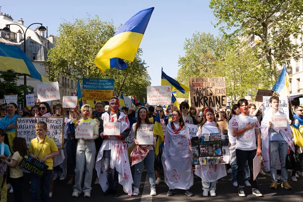 Ukrayna 'daki savaşa karşı gösteri. Ukrayna gösterisi için Mart ayındaki kalabalığın görüntüsü