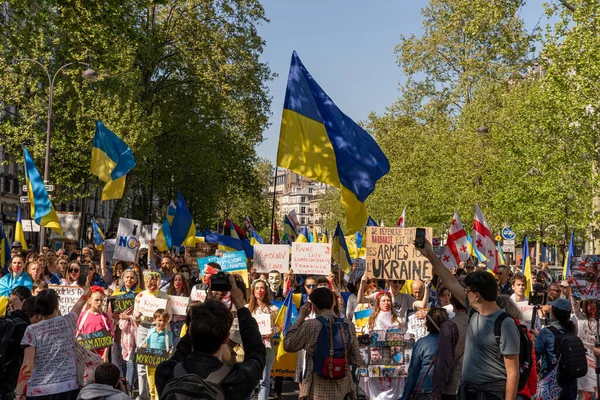 Ukrayna 'daki savaşa karşı gösteri. Ukrayna gösterisi için Mart ayındaki kalabalığın görüntüsü