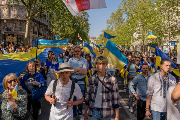 Ukrayna 'daki savaşa karşı gösteri. Ukrayna gösterisi için Mart ayındaki kalabalığın görüntüsü