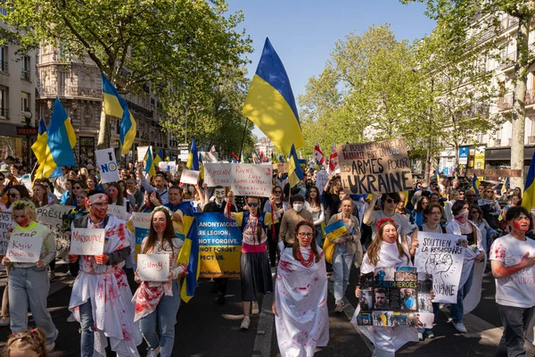 Ukrayna 'daki savaşa karşı gösteri. Ukrayna gösterisi için Mart ayındaki kalabalığın görüntüsü