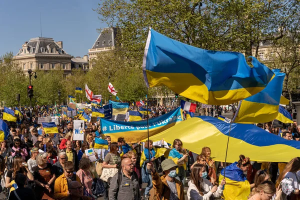 Ukrayna 'daki savaşa karşı gösteri. Ukrayna gösterisi için Mart ayındaki kalabalığın görüntüsü