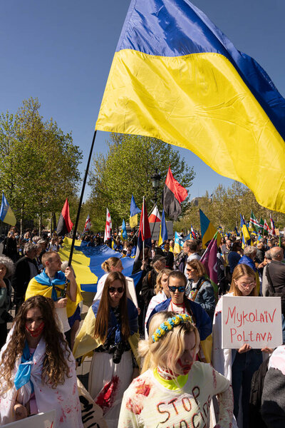 Демонстрация против войны на Украине. Взгляд на толпу во время марша за свободу демонстраций