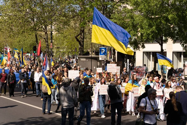 Ukrayna 'daki savaşa karşı gösteri. Ukrayna gösterisi için Mart ayındaki kalabalığın görüntüsü