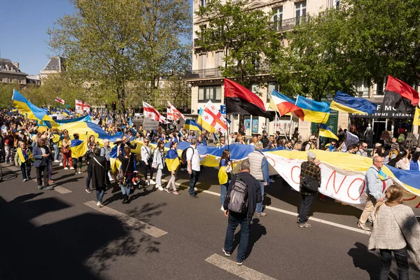 Ukrayna 'daki savaşa karşı gösteri. Ukrayna gösterisi için Mart ayındaki kalabalığın görüntüsü