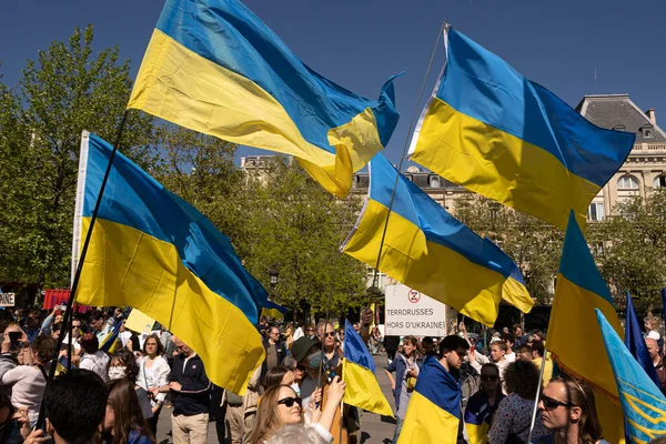 Ukrayna 'daki savaşa karşı gösteri. Ukrayna gösterisi için Mart ayındaki kalabalığın görüntüsü