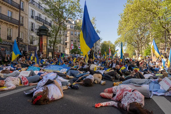 Ukrayna 'daki savaşa karşı gösteri. Ukrayna gösterisi için Mart ayındaki kalabalığın görüntüsü