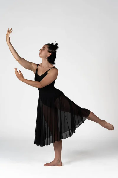 Foto Del Estudio Estudio Una Joven Bailarina Con Cuerpo Negro — Foto de Stock