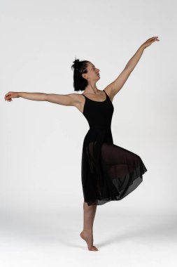 Stüdyo fotoğrafı Siyah vücutlu genç bir dansçının stüdyo fotoğrafı.