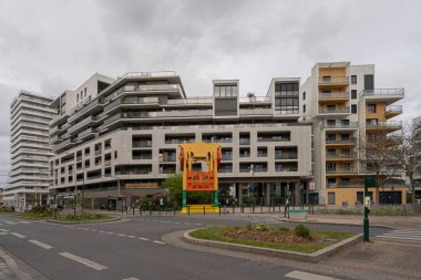 Eko-mahalle. Chausson Fabrikaları Anıt ve Arkasında Binalar