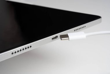 natürmort. USB-C kablosu olan dijital tabletin stüdyo görüntüsü