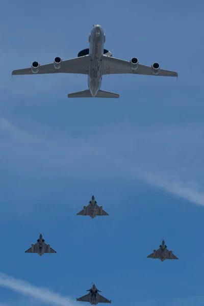 Július Légi Bemutató Katonai Repülőgépek Repülnek Defense Körzet Felett — Stock Fotó