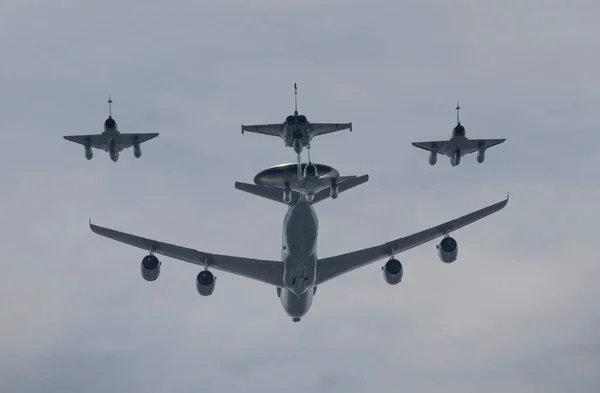 Espectáculo Aéreo Del Julio Aviones Militares Sobrevolando Distrito Defense —  Fotos de Stock