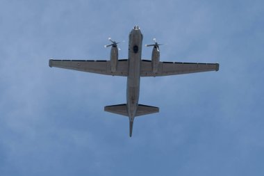 14 Temmuz hava gösterisi. La Defense bölgesi üzerinde uçan askeri uçaklar.