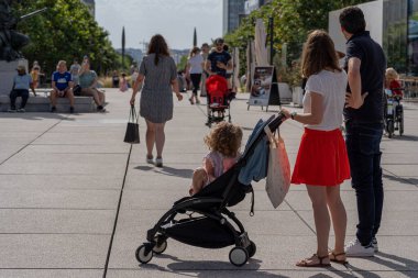 Zafer kemeri ve Savunma Kulesi 'nden gelen turistler.