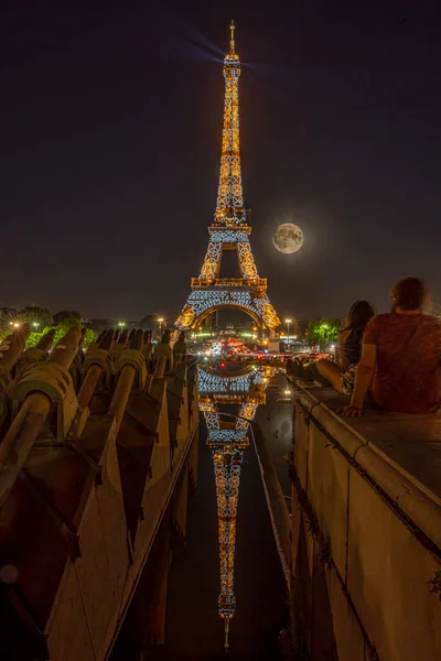 Вид Ейфелеву Вежу Еспланади Трокадеро Супер Місяць Вночі — стокове фото