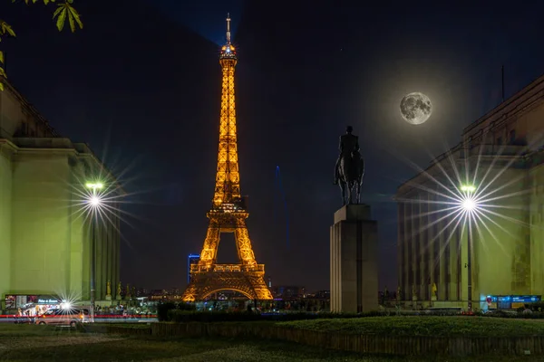 Вид Ейфелеву Вежу Еспланади Трокадеро Супер Місяць Вночі — стокове фото