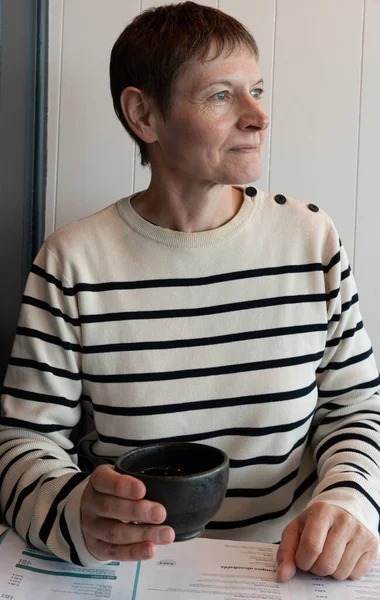 Portrait Woman Sitting Chair Wears Blue White Sailor Sweater Carries — Foto de Stock