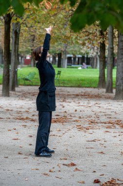 Tuileries Bahçesi. Parkta yoga yapan bir kadın.