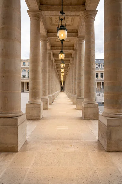 皇家宫国家宫的荣誉展览馆的庭院景观 有柱子和建筑物 — 图库照片