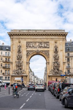 Saint-Denis Caddesi 'ndeki Saint-Denis Kapısı Zafer Kemeri manzarası