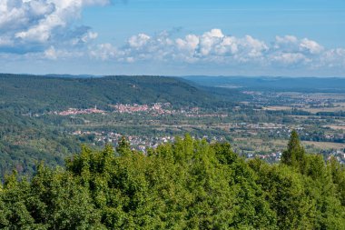 Haut-Barr Kalesi ve Alsace ovasının manzarası
