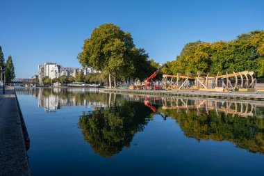 La Villette Parkı. Villetteki havzanın yansımalarıyla Kanal Manzarası